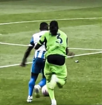 富勒姆球员巴锡边踢比赛边掉裤子,社媒回应:这场我肯定提好裤子