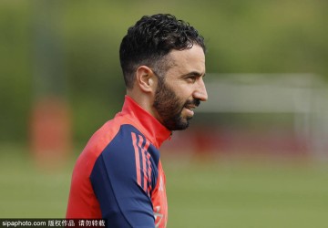 阿莫林官宣:曼联转会市场有“两手准备”!无缘欧战,红魔的“B计划”是啥?