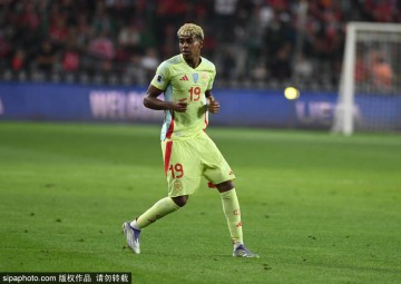 弗里克换人策略揭秘:巴萨前9轮西甲中场换人频繁背后的原因与影响