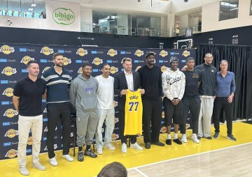 詹姆斯没有到场祝贺东契奇 但给他打了视频电话