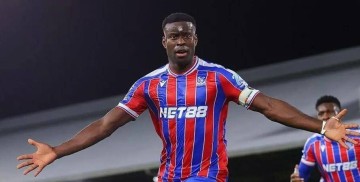 曼联遭重创！头号中卫赛季报销，急召小将+谈判格伊，冬窗操作艰难