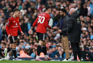 曼联0-3曼城弗爵看了都愁眉!阿莫林拒绝改变战术,回应下课前景