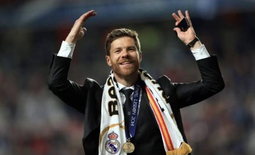 超穆帅赶瓜帅！阿隆索豪门处子赛季：率皇马赢得三冠王+西超杯