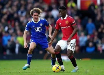 曼联压哨夜遭拒!4000万欧后腰说不,中场困局何解?