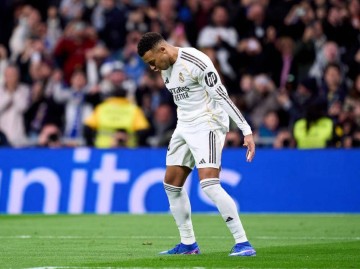 足坛一夜动态:蓝军逼平纽卡,曼城阿森纳轮番登顶,姆总比肩C罗