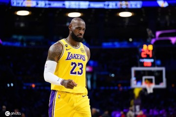 看感动了！不足1分钟湖人落后1分 詹姆斯飞身侧扑抢板