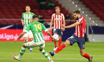 马竞再遭爆冷，争冠形势急转直下，皇马豪取七连胜紧追巴萨，积分差距仅剩一分，西甲争冠悬念重燃