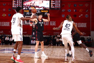 杨瀚森:庆祝动作是队友叫我做的 这周学会了What The Helly