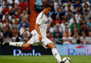 欧冠赛场上的任意球大师：C罗攻入12球领跑