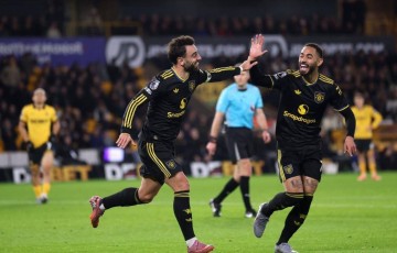 追平切尔西升英超第6！B费2射1传一战造2大神迹，曼联4-1复仇狼队