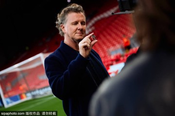 西蒙尼与球迷对喷!红牌禁赛背后的战术思考与情感冲突