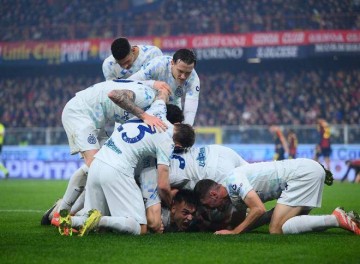 意甲第1易主！劳塔罗传射比肩三大神锋，国米2-1热那亚破魔咒登顶