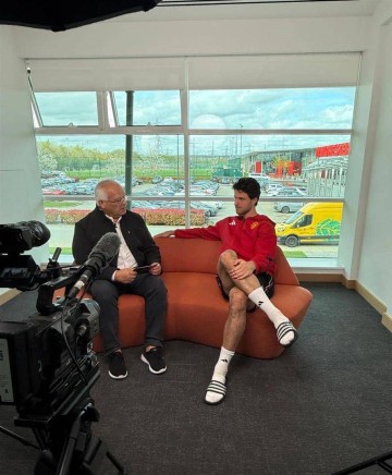 曼联稳了！B费决意留队冲双冠，一次交流竟改写助攻战局