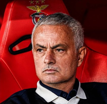 名帅的格局!本菲卡球迷向恩佐投掷水瓶,穆里尼奥主动上前劝阻