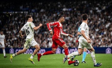 欧冠一场2-1！德甲霸主攻破伯纳乌，拜仁占先机，皇马无退路！