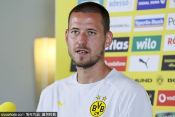 德甲球队多特蒙德球员瓦尔德马尔·安东接受媒体访问</title>
<title>德甲球队多特蒙德球员瓦尔德马尔·安东接受媒体访问