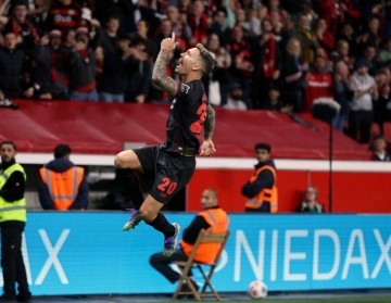 演我？滕哈赫一离队 药厂原地复活：9打11斩血性3-1 拿下德甲首胜