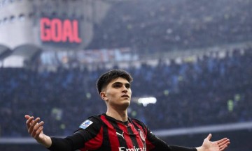 一日意甲动态:米兰新9号正式亮相圣西罗,国米加速引进邓弗里斯替代者