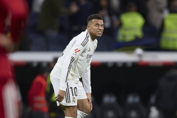 伤缺3周!曝姆巴佩瞒伤踢满3场只为破C罗纪录,球迷怒喷:私心太重