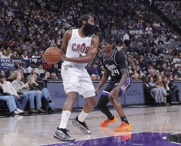 哈登首秀下半场7中6+2关键三分 读秒时刻4分+1防守篮板