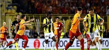 穆里尼奥输球，加拉塔萨雷主场压制，球迷全城助威