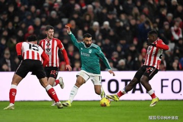 利物浦1-0掀翻魔鬼主场！范戴克创纪录绝杀，右后卫魔咒仍存在！