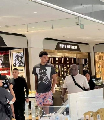 文班亚马低调现身北京 逛顶级商场+品尝牛肉面