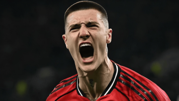 1-0又赢了！曼联重返前四甩开利物浦，舍什科替补绝杀杀疯了