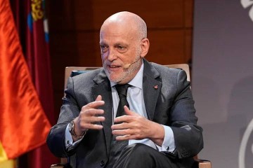 毕巴飞翼续约引爆足坛,西甲主席直言巴萨财政老问题吓退强援