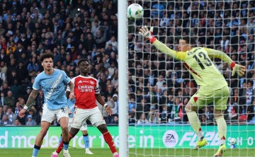 0-2！阿森纳轰然倒下，赛前部署成最大败笔，曼城勇夺第9座英联杯