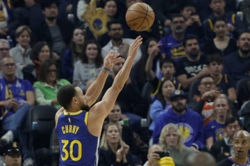 晚安!库里26秒准绝杀救勇士 砍31+7+7遭使绊险受伤