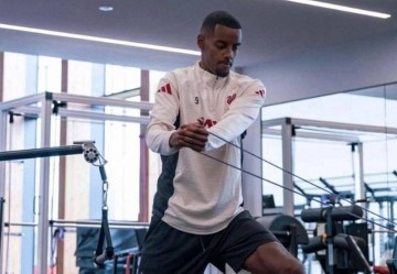 欧冠豪门全胜，巴黎或面临出局压力，皇马拜仁利物浦冲刺前四