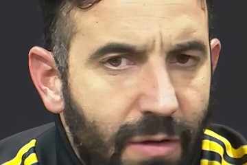 曼联冬窗欲等压哨签中场！拉爵认为阵容足够进欧冠，仍支持阿莫林