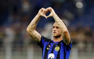 足坛一夜地震:曼联签约遭沙特挖角反击,穆帅欧冠再遇苦主!