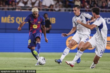 巴萨三球大胜登顶!弗里克首秀惊艳,西甲争冠格局初显