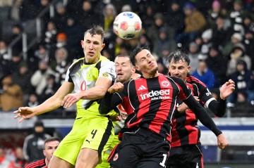 (体育)足球——德甲:法兰克福平多特蒙德