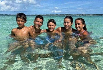 苏亚雷斯38岁仍光彩照人，一家五口幸福美满