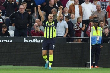 英超回顾:这还怎么玩?哈兰德连场戴帽,没有罗德里和福登,曼城豪取三连胜