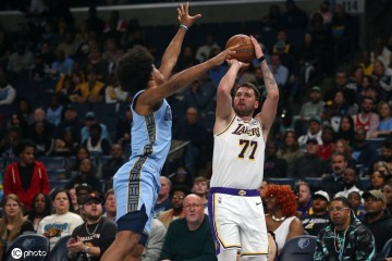 东契奇44+12+6里夫斯21+4+4 NBA杯湖人擒灰熊