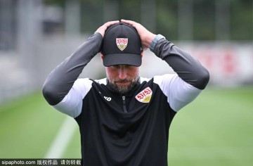 德甲球队斯图加特训练备战比赛</title>
<title>德甲球队斯图加特训练备战比赛