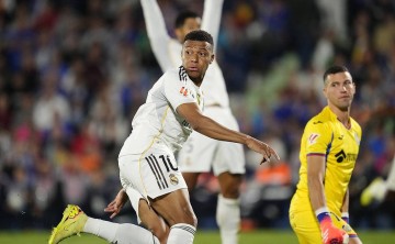 姆巴佩超越梅西，连续11场进球，生涯战绩登顶395球！