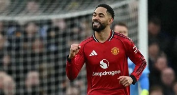 随着曼联3-2绝杀，维拉0-1小蜜蜂，热刺2-2曼城，英超积分榜出炉