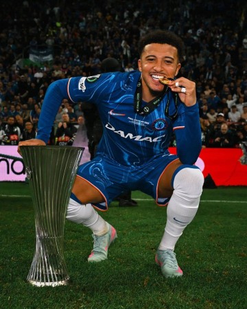 桑乔夺冠后官宣不回曼联,替补进球或改变命运!拥抱安慰哭泣的败将安东尼