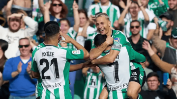 西甲保级生死战:巴伦西亚主场力克埃尔切,保级战意点燃梅斯塔利亚