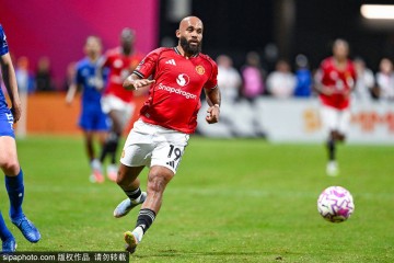 肚子有点大！曼联新援姆贝莫引热议 球迷:身材和我差不多