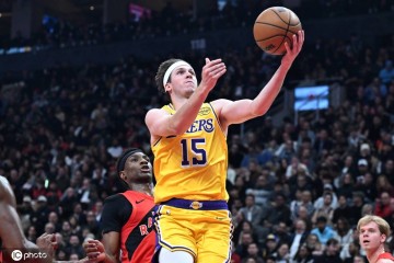 湖人计划给里夫斯5年2.4亿顶薪合同 同时追求字母哥