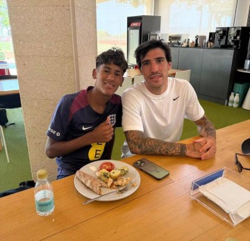 曼联14岁青训梅西续约拒绝巴萨！与托纳利一起特训，欲创队史纪录