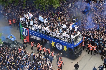 共和报:如果国米夺得欧冠冠军,将在周日的米兰举行大巴巡游庆典