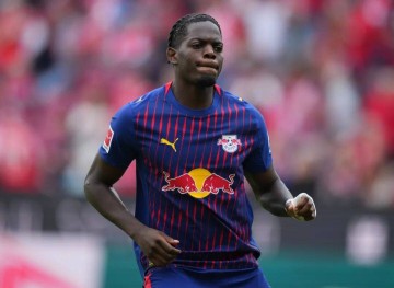 利物浦领衔!英超3强哄抢德甲中卫解约金高达9000万