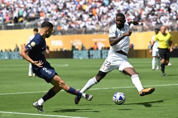 0：4脆败！姆巴佩郁闷到爆刚来皇马一年老东家眼瞅就要夺6冠王